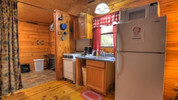 Kabin, 1 kamar tidur (Wolf Ledge at Ponderosa) | Dapur kecil pribadi | Microwave, mesin pembuat kopi/teh, ketel listrik, dan tisu