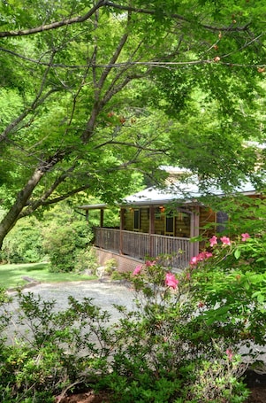 Basic Cabin, 1 Bedroom (Bear Crossing at Ponderosa) | 4 bedrooms, individually decorated, individually furnished, bed sheets. Panther Creek Cabins