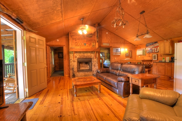 Comfort Cabin, 4 Bedrooms, Jetted Tub | Living room