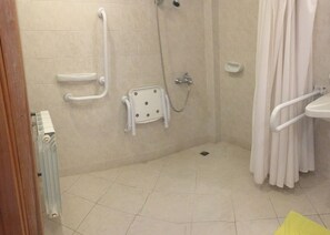 Superior Triple Room, Accessible | Bathroom shower - Hotel San Jorge (Junin de los Andes)