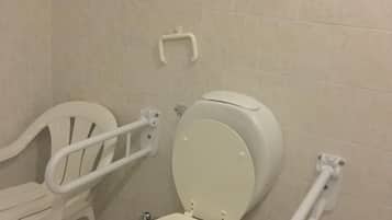 Superior Triple Room, Accessible | Bathroom | Shower, bidet, towels