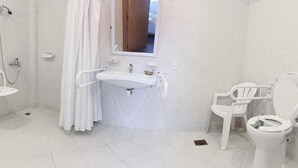 A bathroom with a shower, toilet, and sink. - Hotel San Jorge (Junin de los Andes)