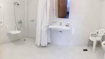 Superior Triple Room, Accessible | Bathroom | Shower, bidet, towels
