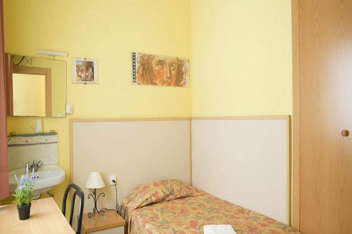 Single Room, Shared Bathroom | WiFi (free)