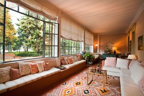 Apartamento, 3 quartos | Área de estar | TV de tela plana