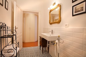 Apartamento, 3 quartos | Banheiro | Chuveiro, bidê, toalhas de banho 