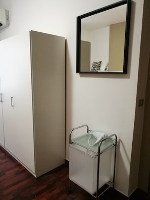 6 bedrooms, desk, laptop workspace, blackout curtains