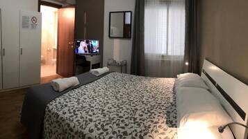 Camera familiare, 1 camera da letto, non fumatori, bagno in camera | 6 camere, una scrivania, postazione laptop, tende oscuranti