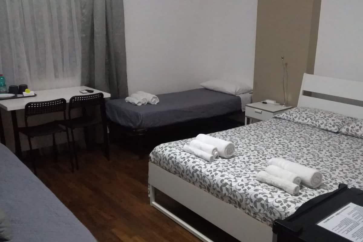 Comfort Triple Room, Multiple Beds, Non Smoking, Ensuite | 6 bedrooms, desk, laptop workspace, blackout drapes
