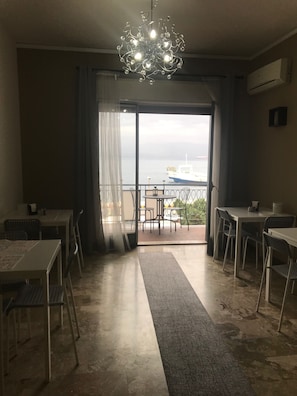 Petit déjeuner servi tous les jours en supplément