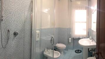 Comfort Triple Room, Multiple Beds, Non Smoking, Ensuite | Bathroom