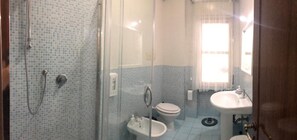 Quarto triplo conforto, várias camas, para não fumantes, suíte | Banheiro | Chuveiro, produtos de toalete biodegradáveis, secador de cabelo 