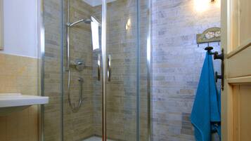 Comfort Double Room, Garden View | Bathroom | Free toiletries, hair dryer, towels