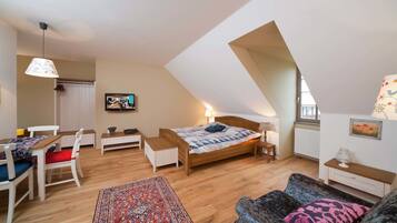 Kamar Triple Eksklusif, pemandangan kebun | Brankas, meja kerja, dan tempat tidur bayi (biaya tambahan)