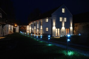 住宿正面 - 傍晚/夜晚