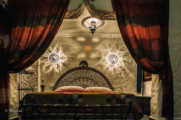 In-room safe, blackout drapes, soundproofing, free WiFi - Dar Yakout (Chefchaouen)