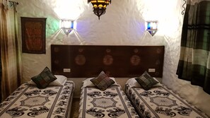 In-room safe, blackout drapes, soundproofing, free WiFi - Dar Yakout (Chefchaouen)