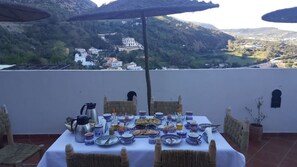 Desayuno completo gratuito y diario