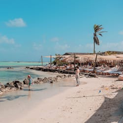 Playa privada, playa de arena blanca y camas de playa gratuitas