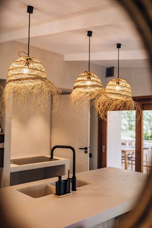 Een microgolfoven, een espressoapparaat