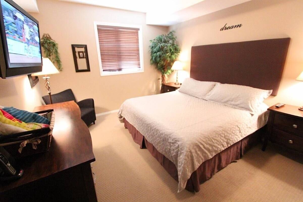 deluxe condo, 2 bedrooms | 1 bedroom, desk, iron/ironing board, free wifi