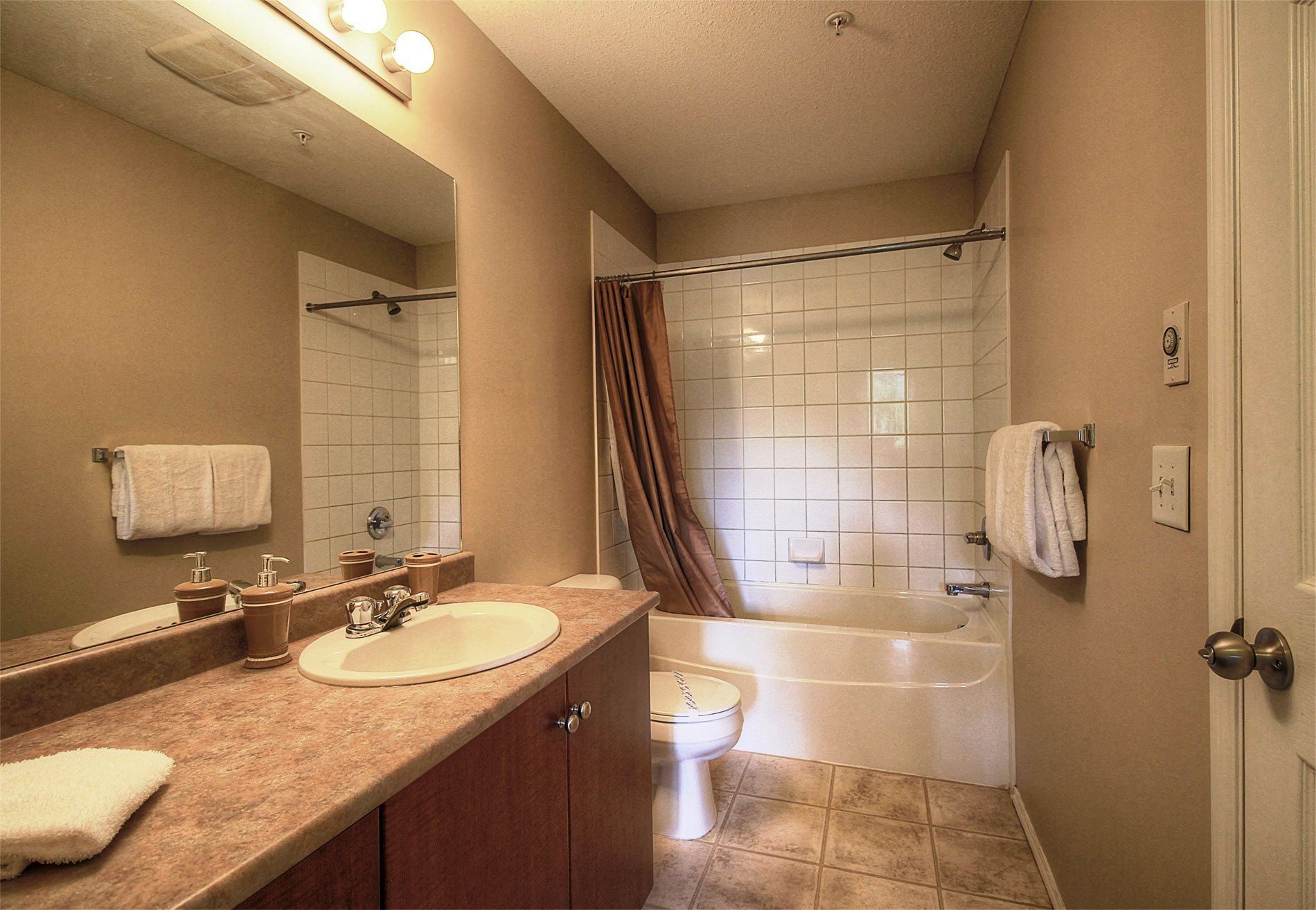 economy suite, 2 bedrooms | bathroom | combined shower/bathtub, free toiletries