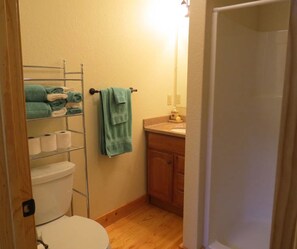 Cabaña, para no fumadores | Baño | Regadera, amenidades de baño gratuitas, secadora de cabello, toallas 