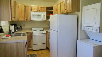 Oakview Cabin, Non Smoking | Private kitchen | Fridge, microwave, oven, stovetop