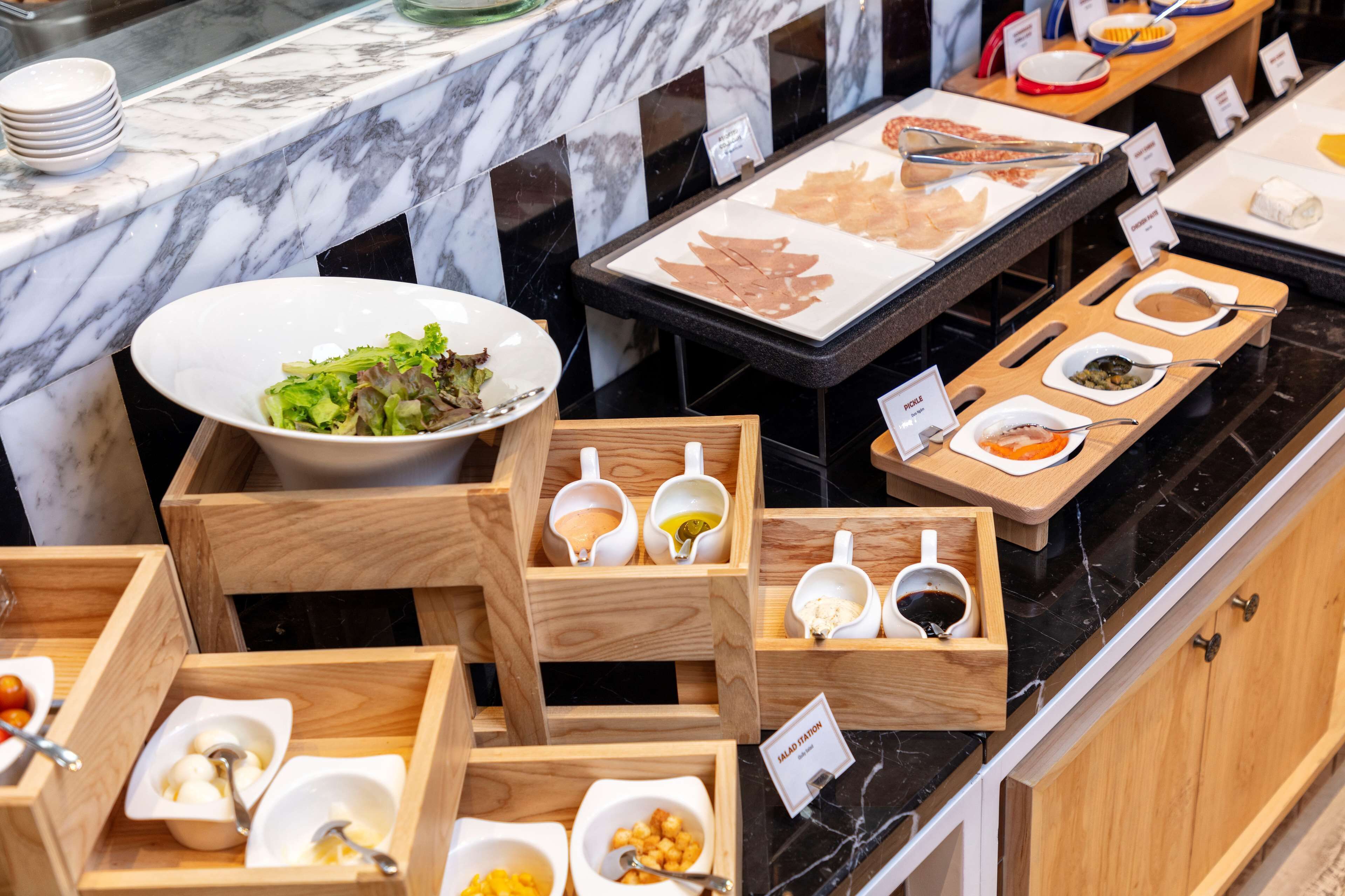Un buffet proposant une variété de plats et d'accompagnements.