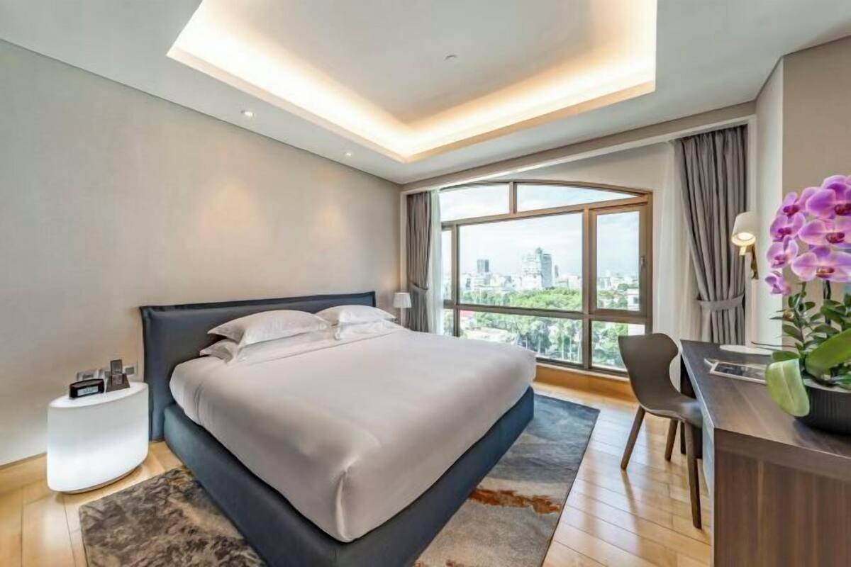 Luxe beddengoed, een kluis op de kamer, een bureau