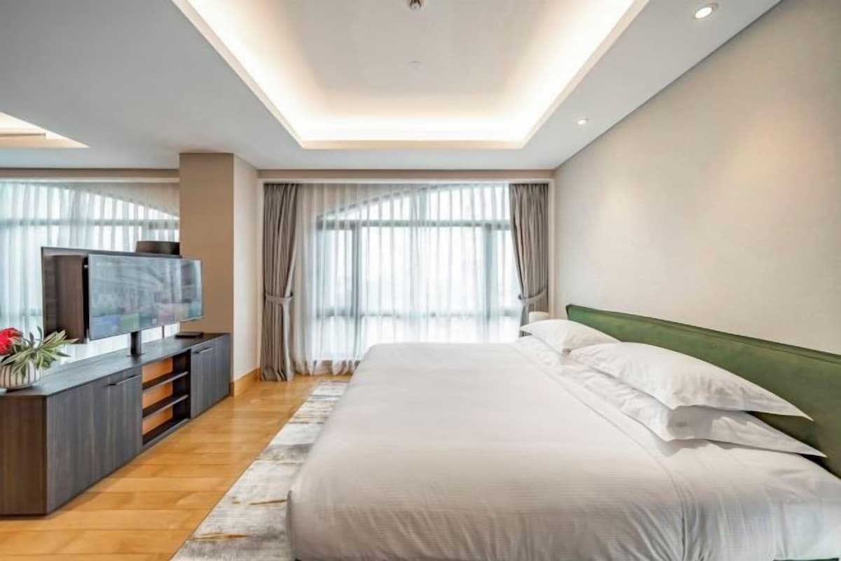 Luxe beddengoed, een kluis op de kamer, een bureau