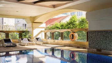 Indoor pool, lifeguards on site
