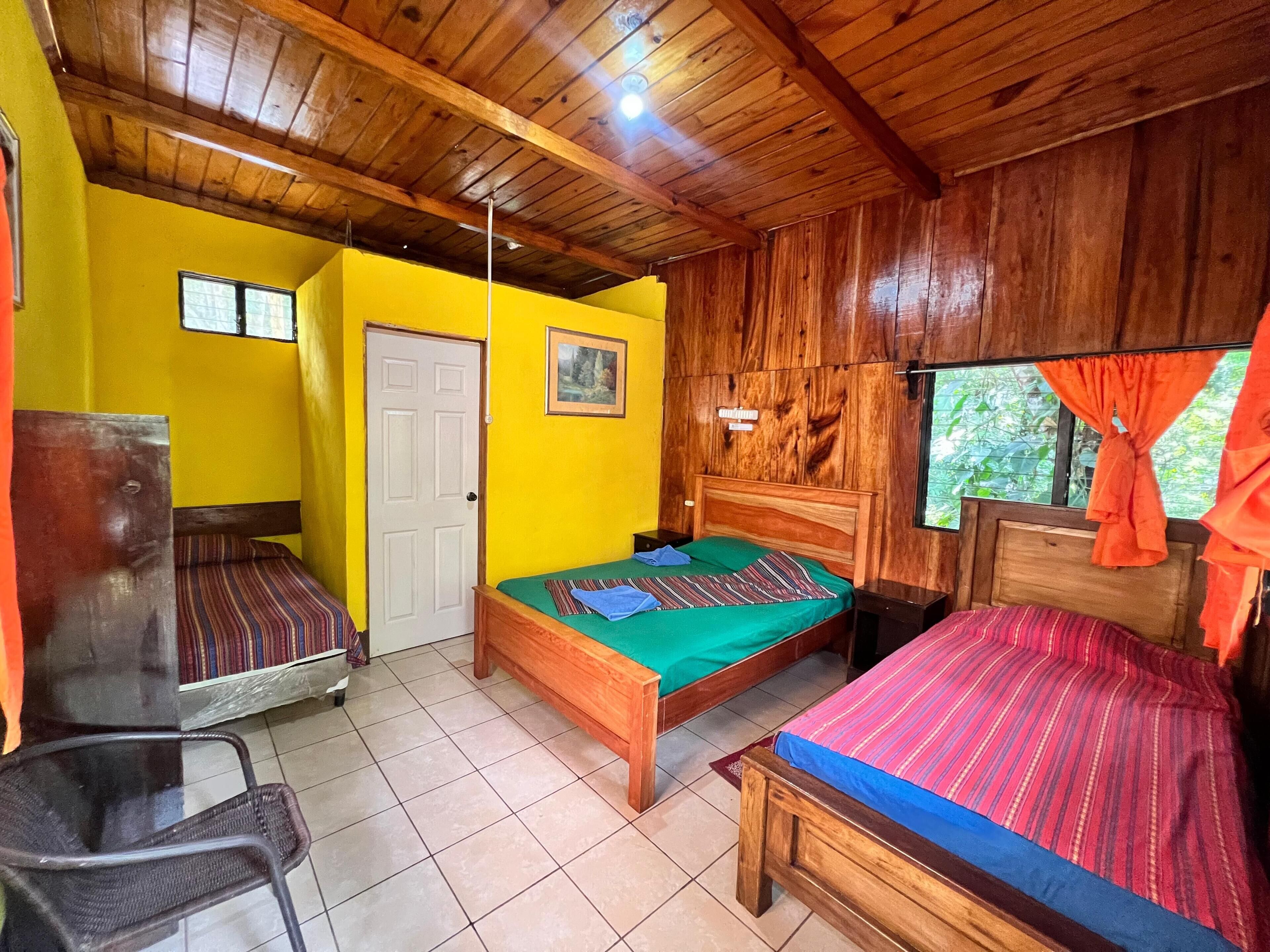 Habitación cuádruple estándar, baño privado (2 Single and 1 Bunk Bed) | Camas extra y ropa de cama 