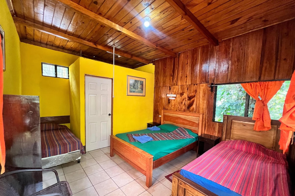 Habitación cuádruple estándar, baño privado (2 Single and 1 Bunk Bed) | Camas extra y ropa de cama