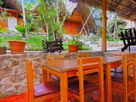 Café da manhã, almoço e jantar; culinária local 