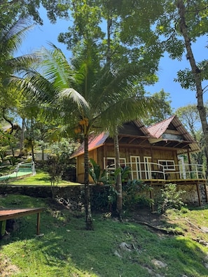 Standard Triple Room, Private Bathroom (1 Double and 1 Single Bed) | Rollaway beds, bed sheets - Hostal Portal de Champey - Hostel (San Agustin Lanquin)
