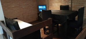 Chambre triple de base | Aire de séjour | Téléviseur ACL de 32 po avec télévision par cùble, téléviseur