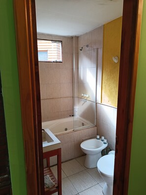 Basic Suite, 1 Double or 2 Single Beds | Bathroom | Combined shower/bathtub, jetted bath, free toiletries, towels - Sierra Suites (Sierra de los Padres)