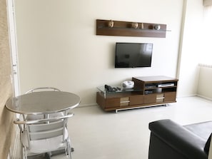 Apartamento tradicional, 1 habitación, fumadores | Zona de estar | Una televisión LED
