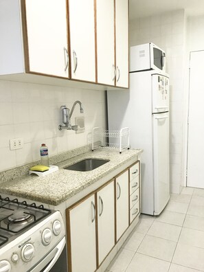 Traditional Apartment, 1 Bedroom, Smoking | Private kitchen | Fridge, microwave, stovetop, coffee/tea maker - Melhor de Ipanema (Rio de Janeiro)