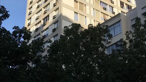 Un edificio alto con varios balcones y ventanas.