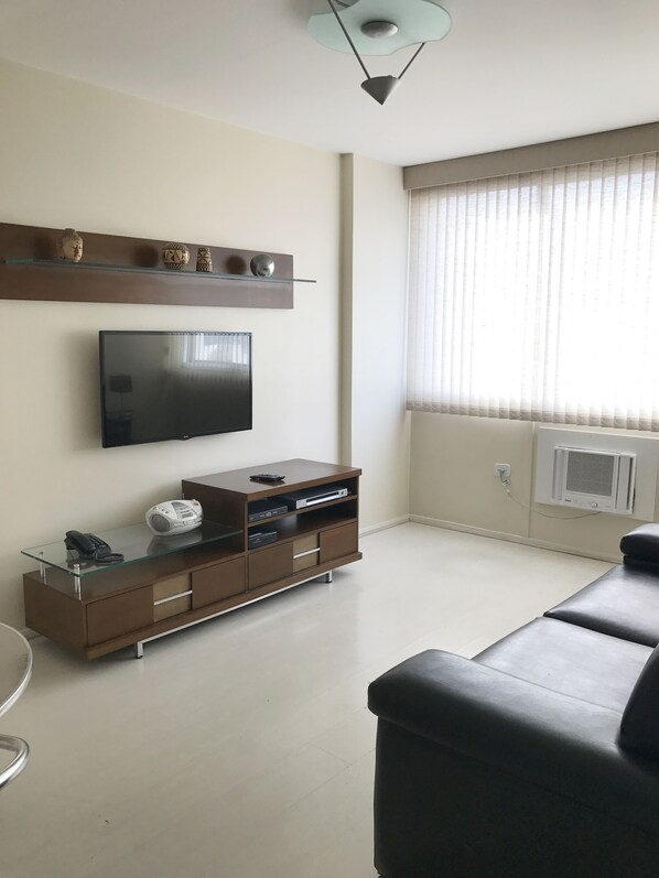 Traditional Apartment, 1 Bedroom, Smoking | Living room | LED TV - Melhor de Ipanema (Rio de Janeiro)