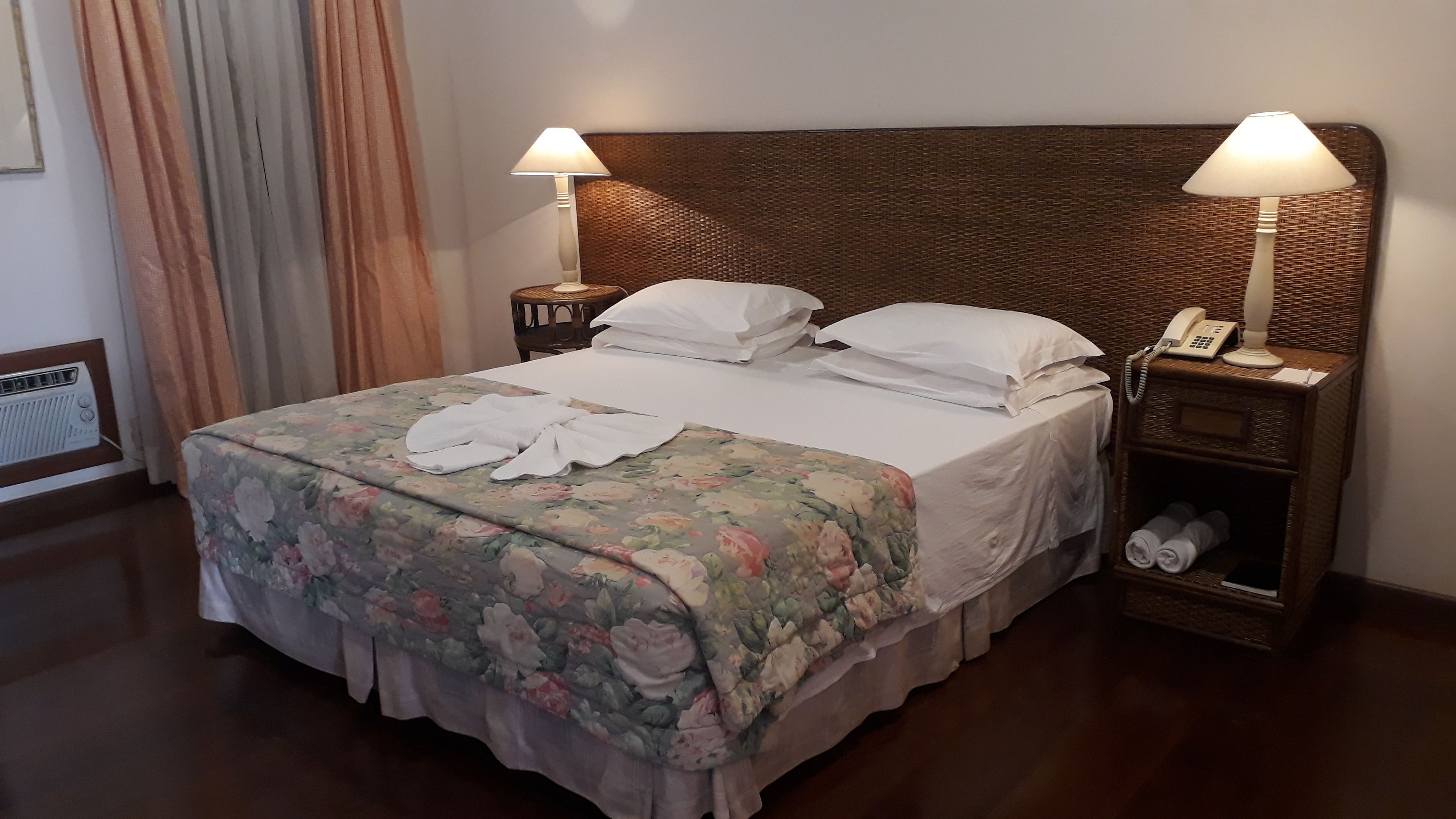 deluxe room, accessible | minibar, in-room safe, desk, blackout curtains