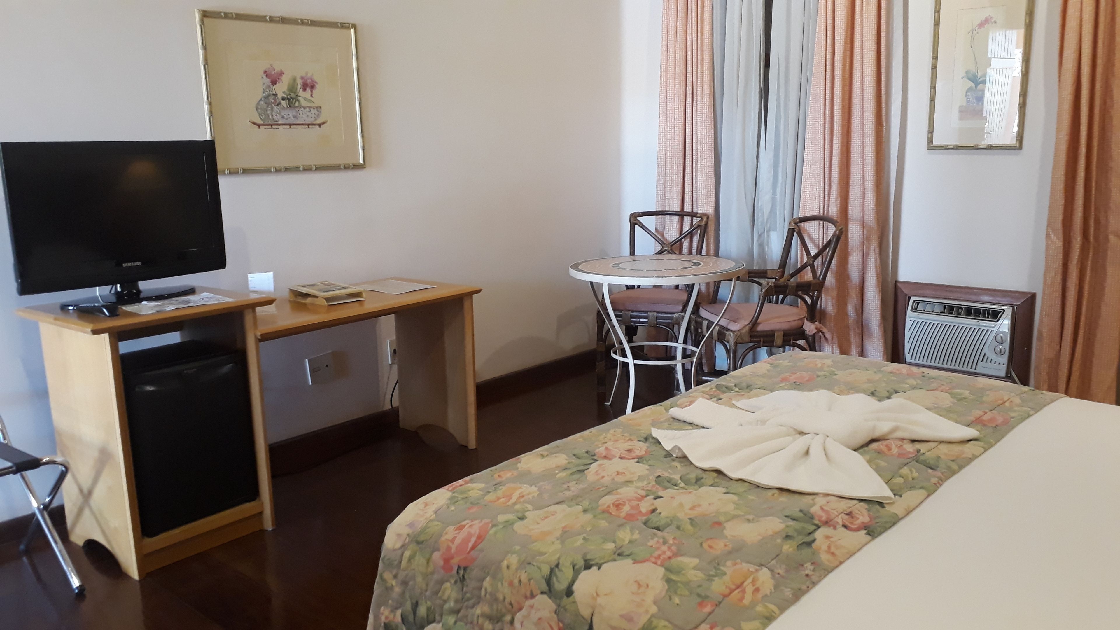 deluxe room, accessible | minibar, in-room safe, desk, blackout curtains