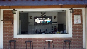 Bar junto a la piscina