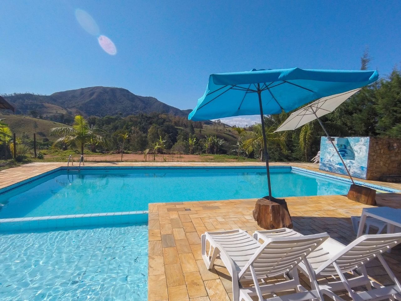 3 albercas al aire libre, sombrillas en la alberca y camastros 