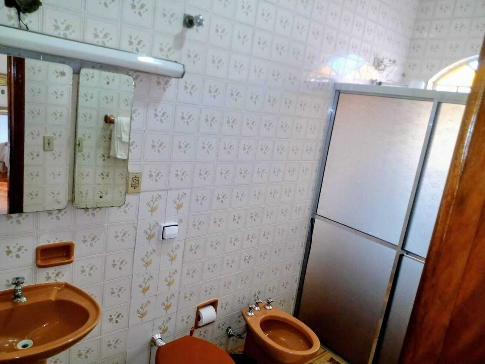 Ein Badezimmer mit zwei Waschbecken, einer Toilette und einem Spiegel.