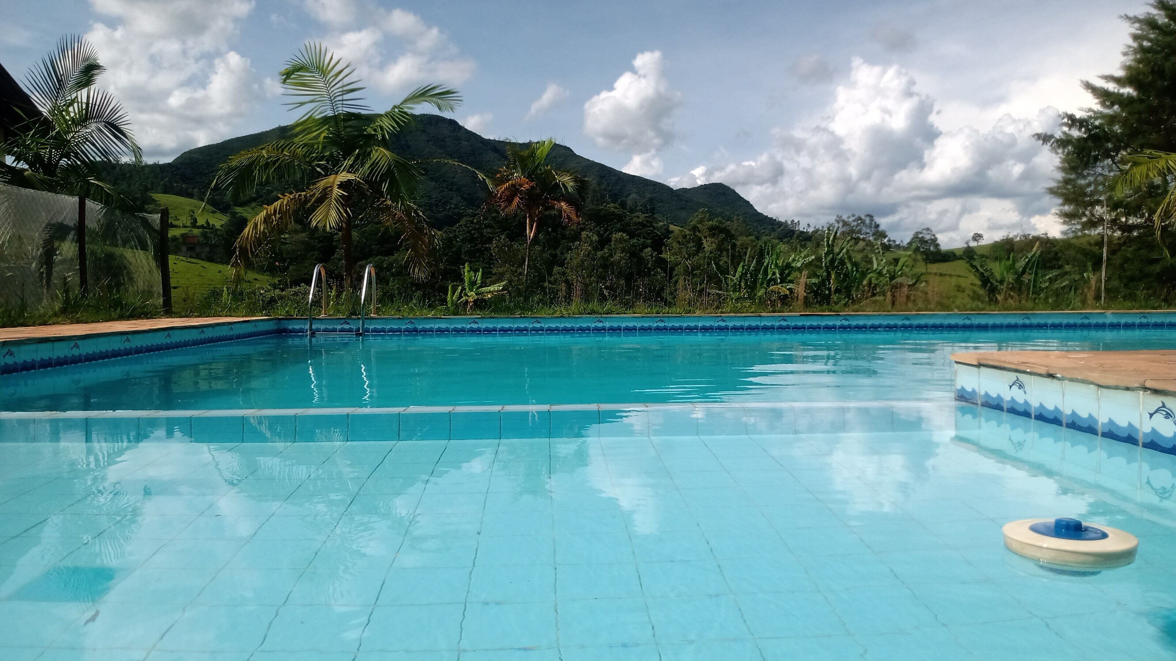 3 개의 야외 수영장, 수영장 파라솔, 일광욕 의자