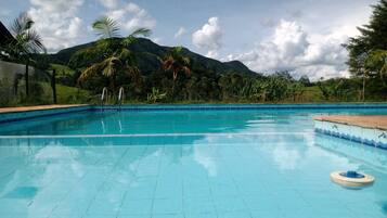 3 piscine all'aperto, ombrelloni da piscina, lettini