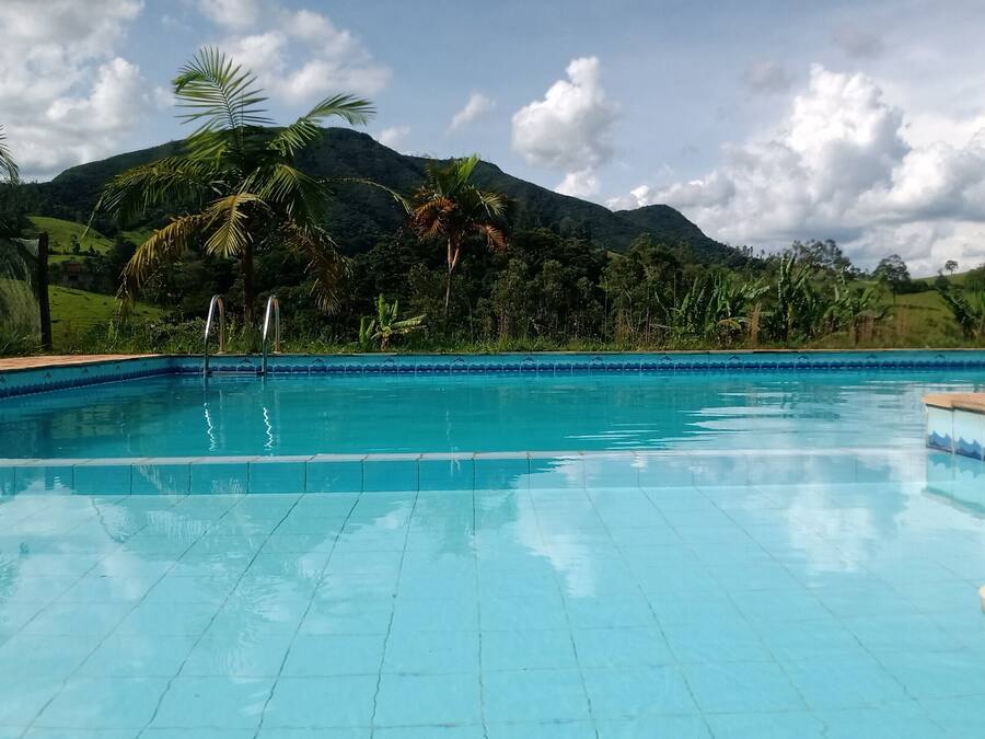 3 piscine all'aperto, ombrelloni da piscina, lettini